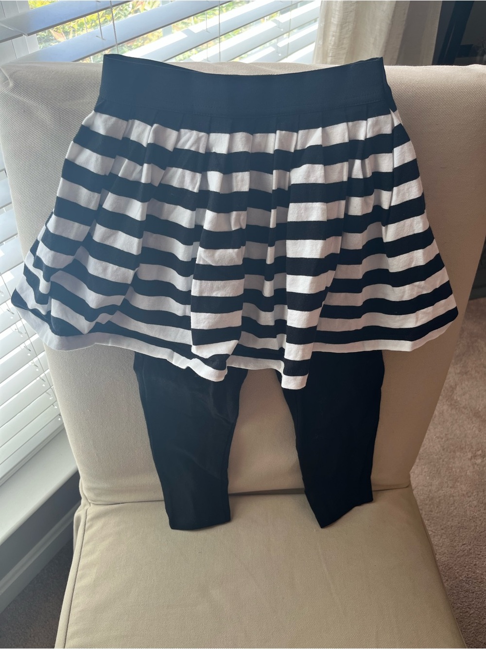 GUC Girl’s BabyGap Black and Ivory Striped Skater Skirted Leggings size 5 YRS